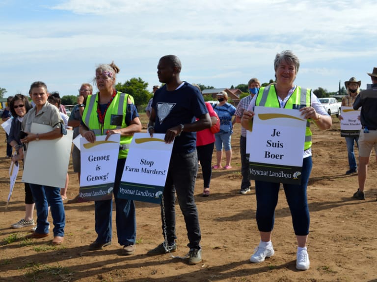 Protesgangers tydens protes aksie teen plaasmoorde, Henneman November 2020